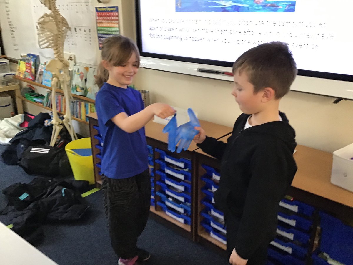yr3melthamce's tweet photo. With our bones and muscles we had no problem shaking hands. However, it was very tricky with a wobbly hand! #melthamscience https://t.co/2haQX46lyZ