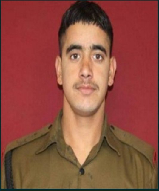 megirish2001's tweet photo. #BalidanDiwas 
Tall, young, handsome, newly married with many dreams for the future

But at 24, Braveheart Rfm Yash Paul sacrificed all defending our freedom this day, 4 years ago 🙏🇮🇳

Left behind family of young wife Archana, grieving parents, siblings
#CostOfWar paid by few? https://t.co/MhipBqrVak