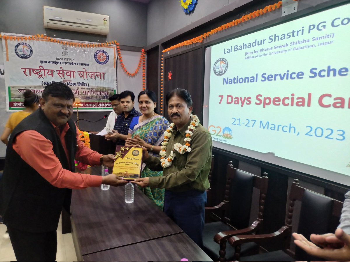 lbs_pg's tweet photo. #NSS
लाल बहादुर शास्त्री पीजी महाविद्यालय तिलक नगर जयपुर की राष्ट्रीय सेवा योजना के सात दिवसीय विशेष शिविर का शुभारम्भ किया गया जिस के मुख्य अतिथि श्री एस पी भटनागर जी क्षेत्रीय निदेशक जयपुर रहे।
@_NSSIndia @PMOIndia @NssRajasthan @ianuragthakur
@YASMinistry @SPBhatnagar4 https://t.co/t4X4mv85Lb