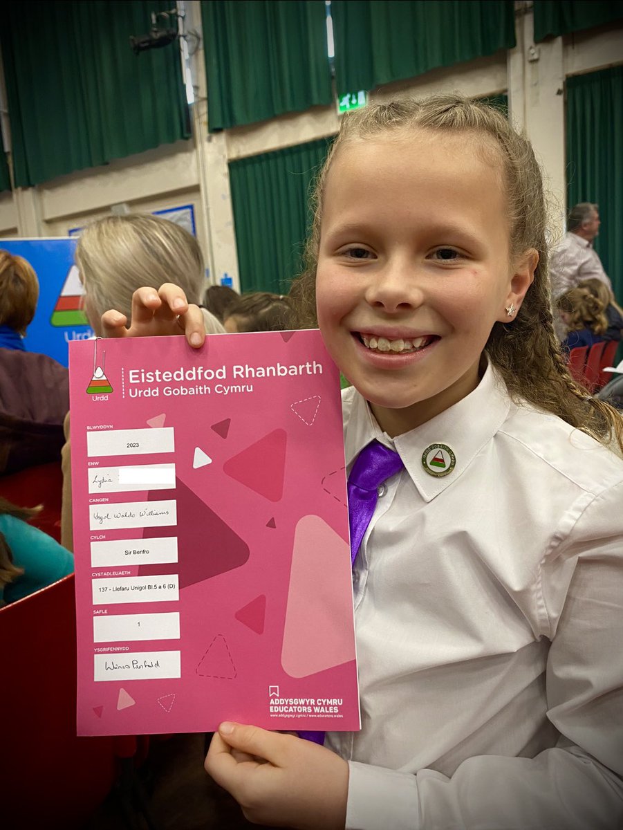 Am berfformiad arbennig! Trwyddo i’r Genedlaethol! Gwych 🌟🥇🤩

What a fantastic performance! Next stop…the National! Brilliant 🌟🥇🤩  
<a href="/UrddSirBenfro/">Urdd Sir Benfro</a> <a href="/CymraegSB/">Cymraeg Sir Benfro</a> <a href="/EisteddfodUrdd/">Eisteddfod yr Urdd a’r Celfyddydau</a> <a href="/SchoolsPembs/">Blant Ysgolion Sir Benfro/Children & Schools Pembs</a> <a href="/Urdd/">Urdd Gobaith Cymru</a>