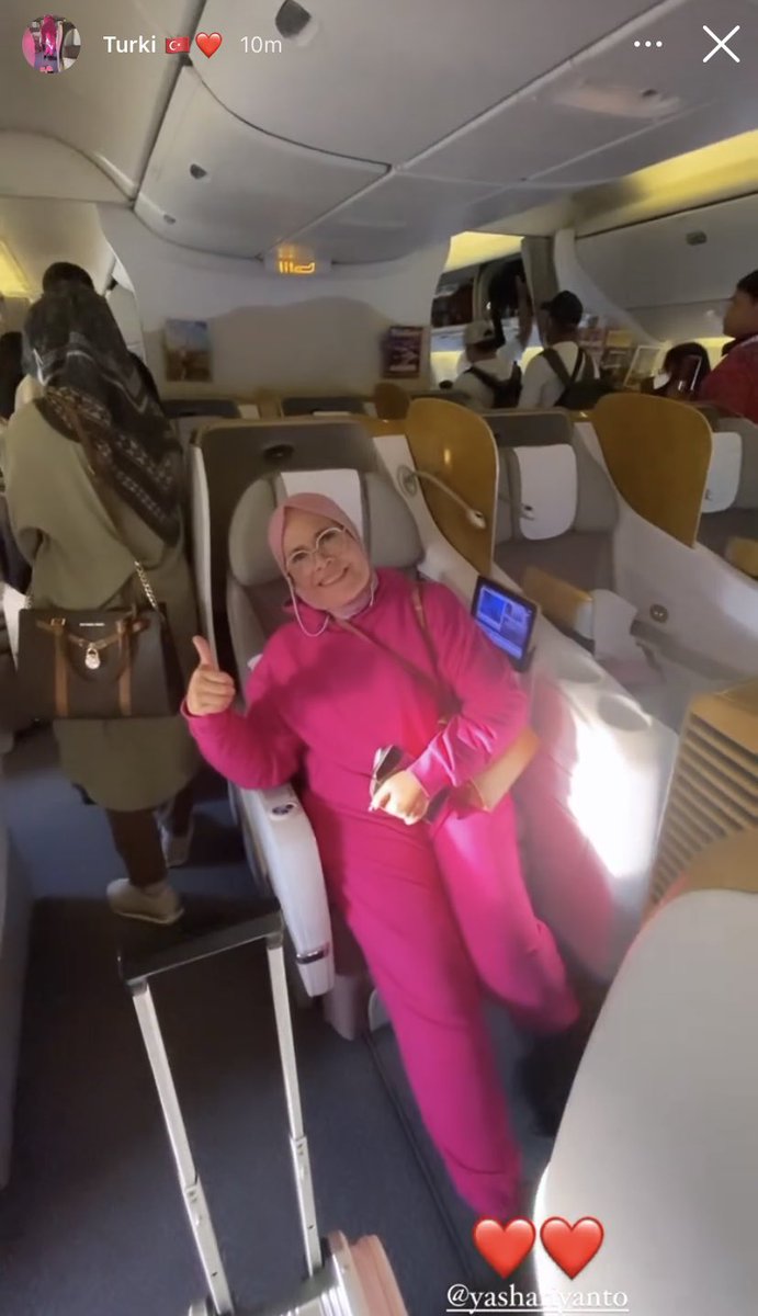 Selamat malam Pak Sekda Riau. Bagi tips dong gimana caranya jalan2 ke luar negeri pakai tiket promo tapi bisa duduk di business class?