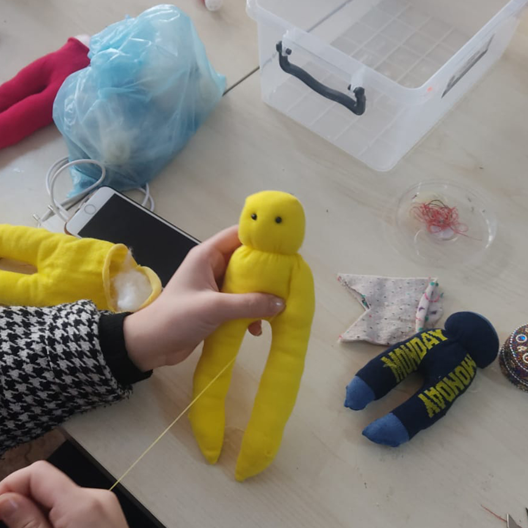 coraptoptan's tweet photo. Esenler İbrahim Turhan Mesleki ve Teknik Anadolu Lisesi öğrencileri BOLERO markalı çoraplarımızdan yaptıkları bez bebekler ve kuklalar ile #deprem bölgelerindeki çocukların yüzlerini güldürecek.🫶🏻

#BirlikteGüçlüyüz #depremçocukları @BoleroSocks https://t.co/pGYOXNWJwd