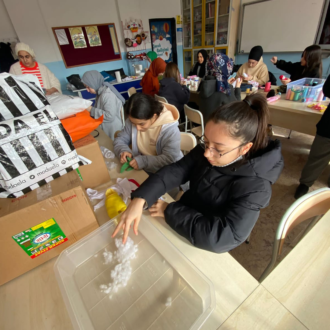 coraptoptan's tweet photo. Esenler İbrahim Turhan Mesleki ve Teknik Anadolu Lisesi öğrencileri BOLERO markalı çoraplarımızdan yaptıkları bez bebekler ve kuklalar ile #deprem bölgelerindeki çocukların yüzlerini güldürecek.🫶🏻

#BirlikteGüçlüyüz #depremçocukları @BoleroSocks https://t.co/pGYOXNWJwd