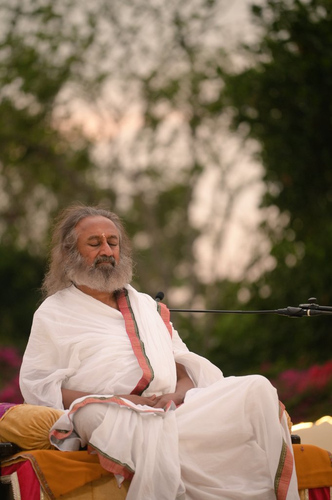 OfficeOfGurudev's tweet photo. "When there is no regret of past, no want of future, that moment is whole &amp; complete.

Meditation is living every moment totally with depth."

~ Gurudev @SriSri Ravi Shankar https://t.co/TS5cNsmMzp