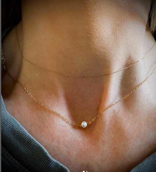 Sometimes you just need to keep it super-delicate.
Adore this super-simple pearl and gold necklace. Perfect with literally every look.
☺️👌

#goldjewellery
#goldnecklace
#delicatenecklace
#delicatejewellery
#pearljewellery
#pearlnecklace
#whitepearl