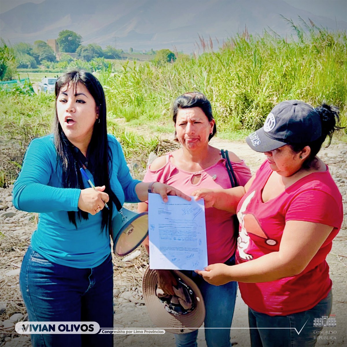 VivianOlivos's tweet photo. Campesinos del Valle de #Huaral exigen enrocado y urgente maquinarias, las cuales aún no han llegado pese al latente peligro e #Huaico, desde el campo, ya hice los pedidos al Ejecutivo y otros, algunos procesos van en buen camino; apliquemos más "#prevención".

#LimaProvincias https://t.co/Hh3vk5yB0c