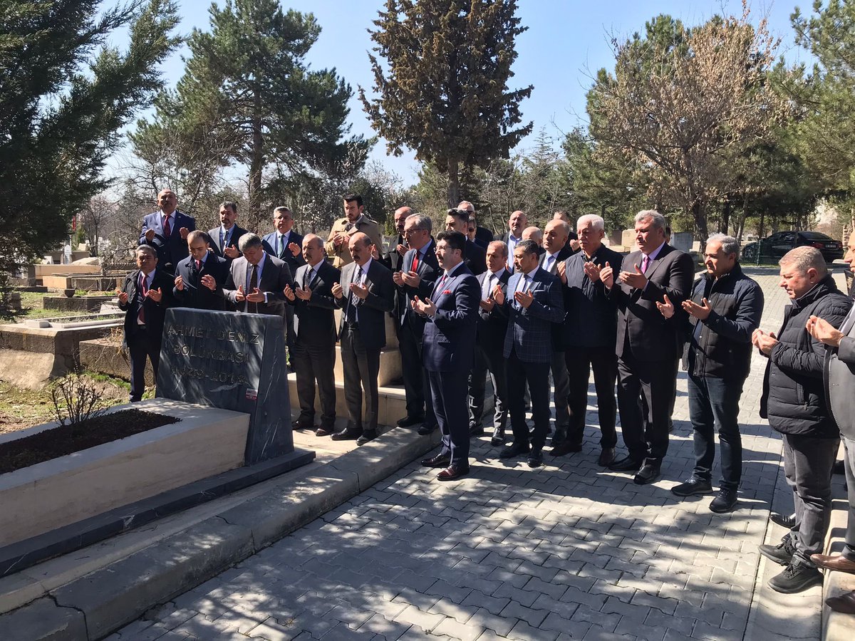 Mustafaduru06's tweet photo. Ahmet Deniz Bölükbaşı ağabeyimizi seneyi devriyesinde mezarı başında andık. Ruhun şad, mekanın cennet olsun ağabey. https://t.co/nQfIm1Zkrv