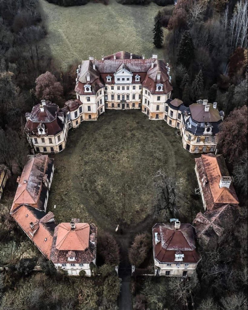 _FrejaAndersen_'s tweet photo. Abandoned chateau in the forest  🌲 https://t.co/aAn8o3Pwkr