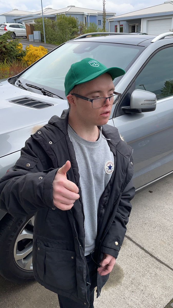 Alþjóðlegi Downs-dagurinn er í dag. Dagurinn er helgaður vitundarvakningu um rétt fólks með Downs-heilkenni til virkrar þátttöku í samfélaginu.
Hér má sjá okkar helsta stuðningsmann Jóhann Fannar Kristjánsson skarta okkar glæsilega fyrirliðabandi og derhúfu💚
#éghefekkitíma