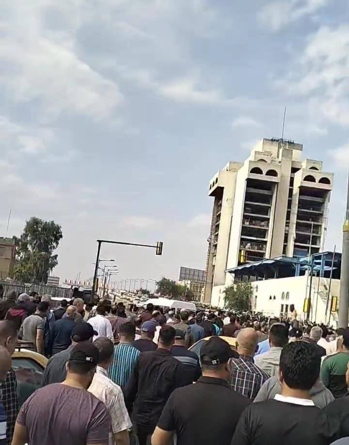 firasalsarrai's tweet photo. 🔴 مظاهرات كبرى للموظفين
في ساحة التحرير من اجل قرار سلم
الرواتب لتحقيق العدالة الاجتمــــاعية
ورفع المظلومية عن الرواتب المتدنيــة
المظاهرات للموظفين من كافة الوزارات

#اقرار_سلم_الرواتب https://t.co/sYTxL1G53T