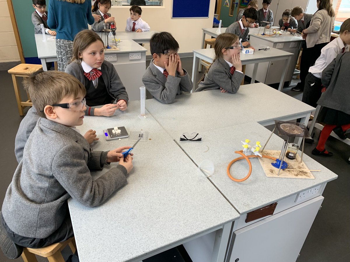 BGS_LowerSch's tweet photo. Year 3 have had an amazing time in the lab! 🧪 🥼 We looked at the amount of sugar found in different drinks. #bgs_science #HealthyEating https://t.co/xCWgY3R1W1