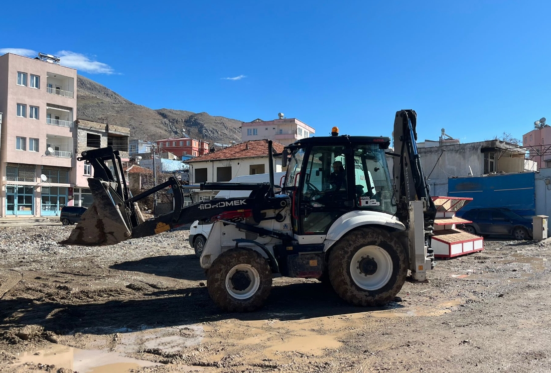 🔵 İzmit Belediyesi ekipleri, sel felaketinin yaşandığı Adıyaman’da çalışmalara aralıksız devam ediyor.

#adıyaman #selfelaketi <a href="/fatmakaplan/">Fatma Kaplan Hürriyet</a>