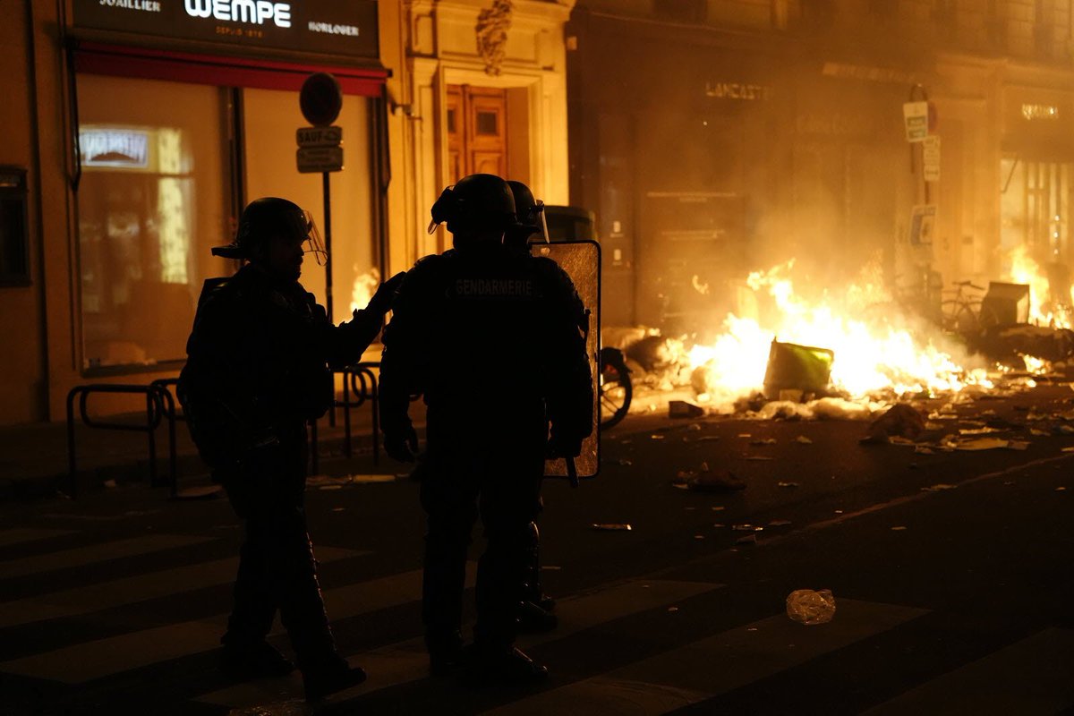 GiorgioZrsx's tweet photo. Mercredi 13 h, 28% seront devant la TV pour écouter Macron

Demain 20h, 72% dans la rue ? 🔥

2 Salles, 2 ambiances !

#Revolution #Manifestations #ReformedesRetraite #ToutCramer #BorneToBeWild #LouisCroixVéBaton https://t.co/Xj2dSNsAiG