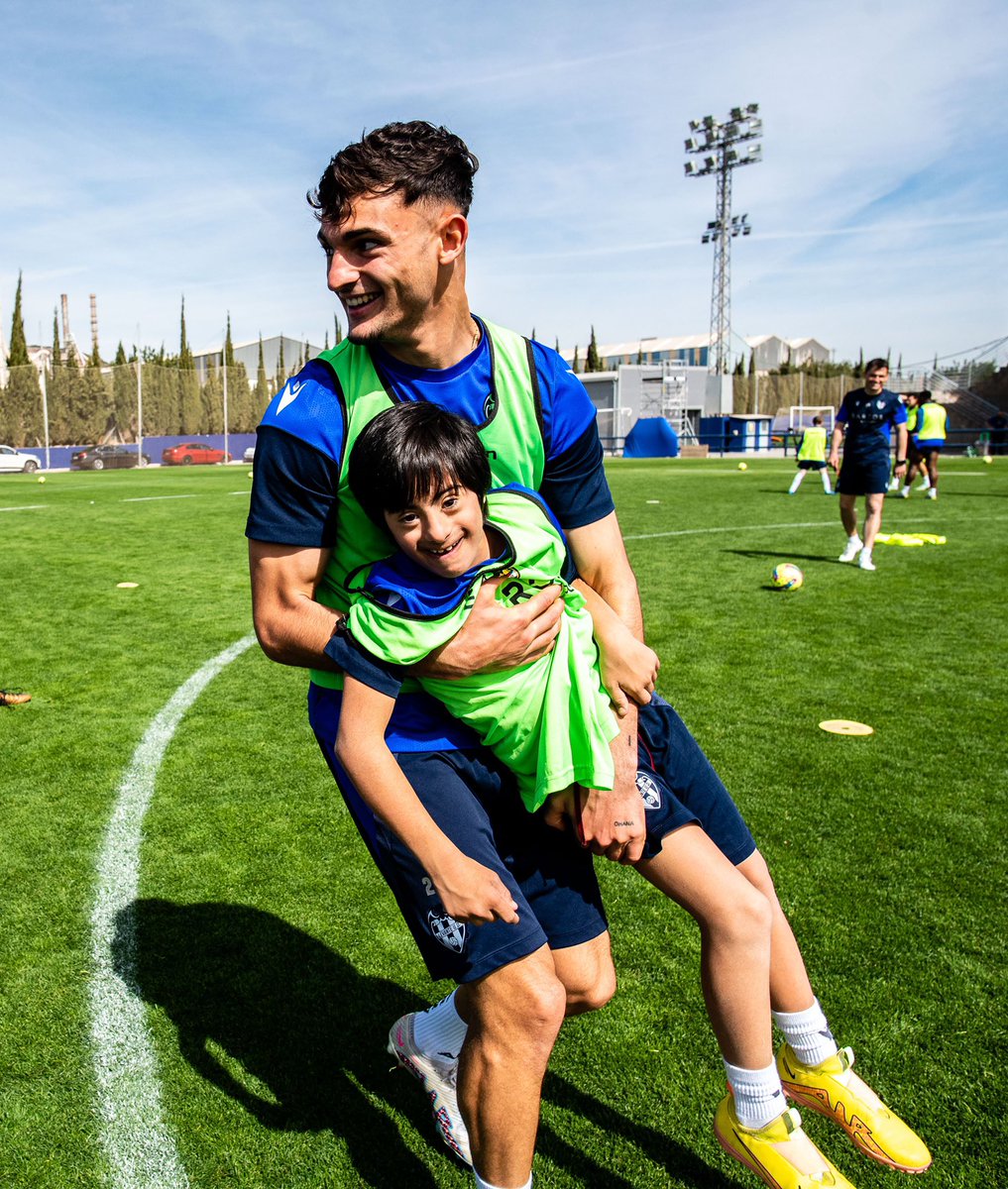 LevanteUD's tweet photo. Con motivo del #DíaMundialDelSíndromeDeDown, el primer equipo masculino ha tenido el privilegio de compartir sesión con nuestro #LevanteEDI
💙❤️😍💙❤️
#OrgullGranota 🐸 https://t.co/HautC26r2n