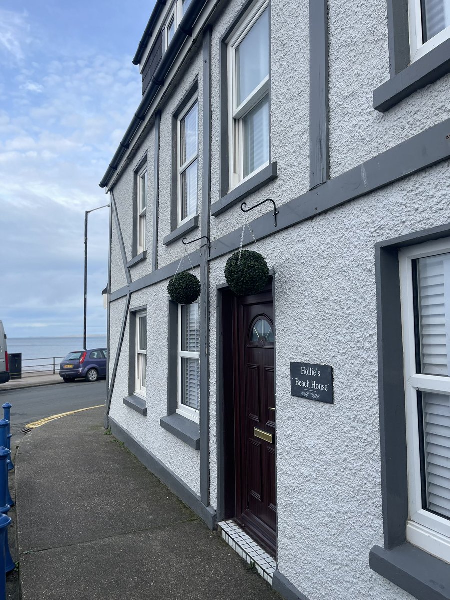 Hollie's Beach House tweet media