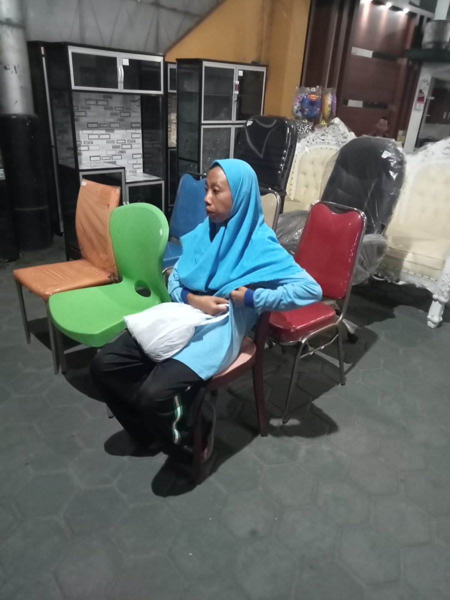 Jika ada yang mengenal keluarga Ibu ibu ini mohon disampaikan ada di Selatan Posko TRC Gamping 🙏 kebingungan akan pulang tidak tau kemana, komunikasi lancar tetapi kurang jelas, mohon bantuannya man teman.  Nuwun. //Gbrk