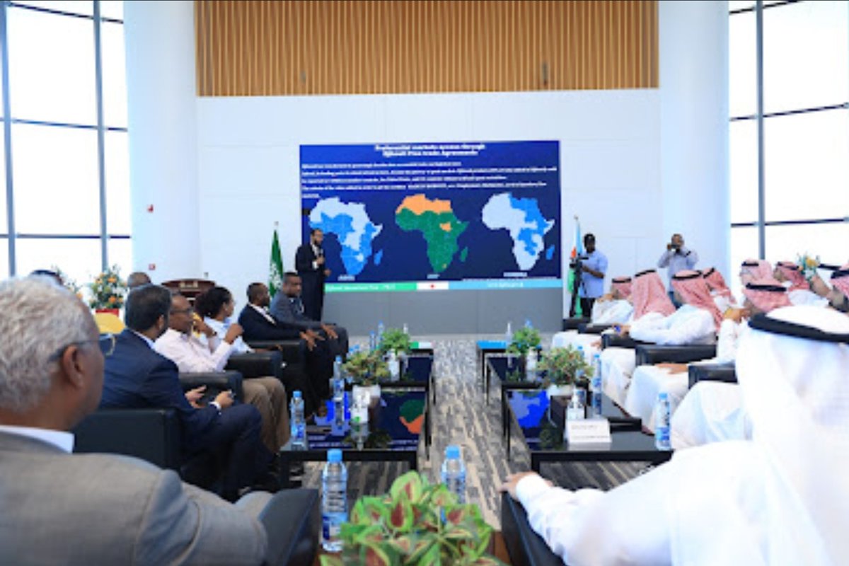 dya_bamakhrama's tweet photo. حضرتُ الاجتماعات والزيارات التي قام بها الوفد السعودي بقيادة معالي الدكتور رميح الرميح، نائب وزير @SaudiTransport لجمهورية #جيبوتي  يومان التقى فيها برئيس سلطات الموانئ والمناطق الحرة @omar_hadi ومعاونيه، كما زار الوفد الموانئ الجيبوتية المختلفة للإطلاع على البنية التحتية الجيبوتية والقدرات التشغيلية المتطورة للموانئ والمناطق الحرة في جمهورية جيبوتي والتي تخدم القارة الإفريقية والمنطقة بكفاءة عالية.
 @dpfza
