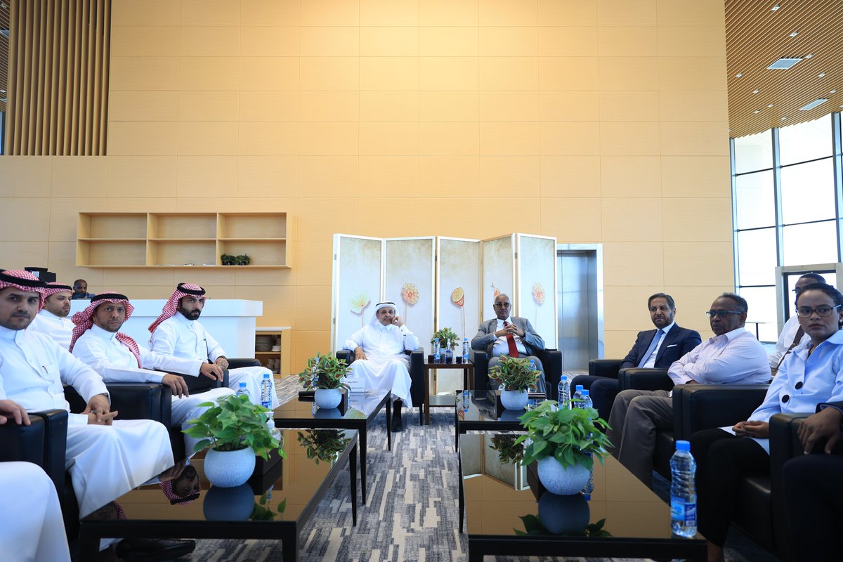 dya_bamakhrama's tweet photo. حضرتُ الاجتماعات والزيارات التي قام بها الوفد السعودي بقيادة معالي الدكتور رميح الرميح، نائب وزير @SaudiTransport لجمهورية #جيبوتي  يومان التقى فيها برئيس سلطات الموانئ والمناطق الحرة @omar_hadi ومعاونيه، كما زار الوفد الموانئ الجيبوتية المختلفة للإطلاع على البنية التحتية الجيبوتية والقدرات التشغيلية المتطورة للموانئ والمناطق الحرة في جمهورية جيبوتي والتي تخدم القارة الإفريقية والمنطقة بكفاءة عالية.
 @dpfza