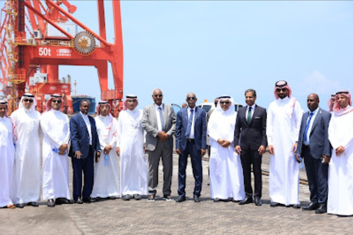 dya_bamakhrama's tweet photo. حضرتُ الاجتماعات والزيارات التي قام بها الوفد السعودي بقيادة معالي الدكتور رميح الرميح، نائب وزير @SaudiTransport لجمهورية #جيبوتي  يومان التقى فيها برئيس سلطات الموانئ والمناطق الحرة @omar_hadi ومعاونيه، كما زار الوفد الموانئ الجيبوتية المختلفة للإطلاع على البنية التحتية الجيبوتية والقدرات التشغيلية المتطورة للموانئ والمناطق الحرة في جمهورية جيبوتي والتي تخدم القارة الإفريقية والمنطقة بكفاءة عالية.
 @dpfza