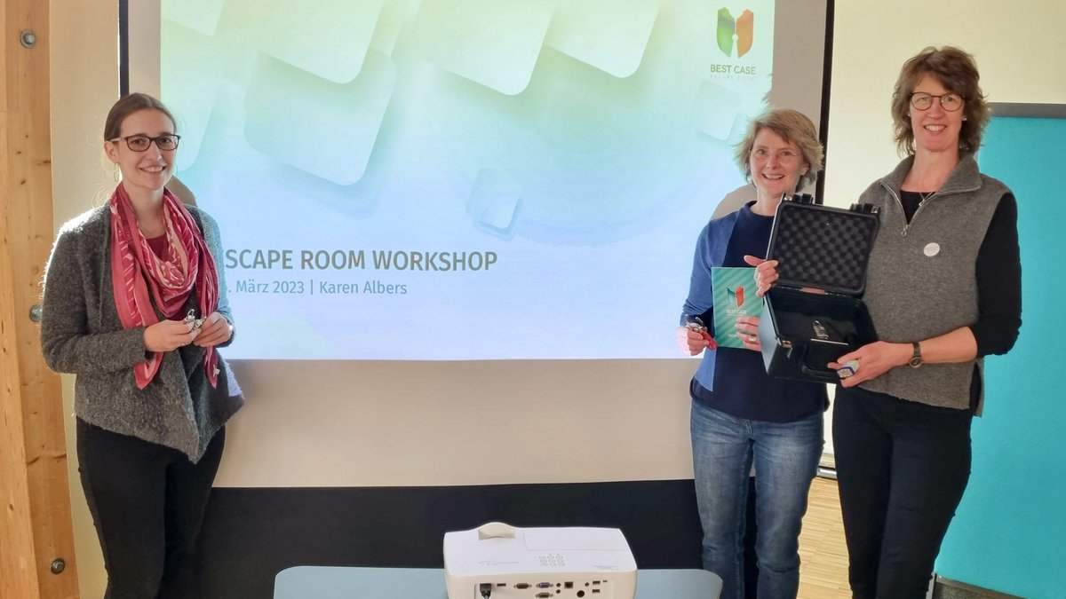 CreaviDesign's tweet photo. #EscapeRooms #DIY für den #Unterricht ganz einfach erklärt. Letzte Woche durfte ich eine #Fortbildung am #Medienzentrum #Heidekreis geben. Die ersten Skribbels sehen schon super aus und ich bin gespannt auf die Ergebnisse nach der nächsten Veranstaltung. #StayTuned  #twlz https://t.co/aGwpWaIGvs