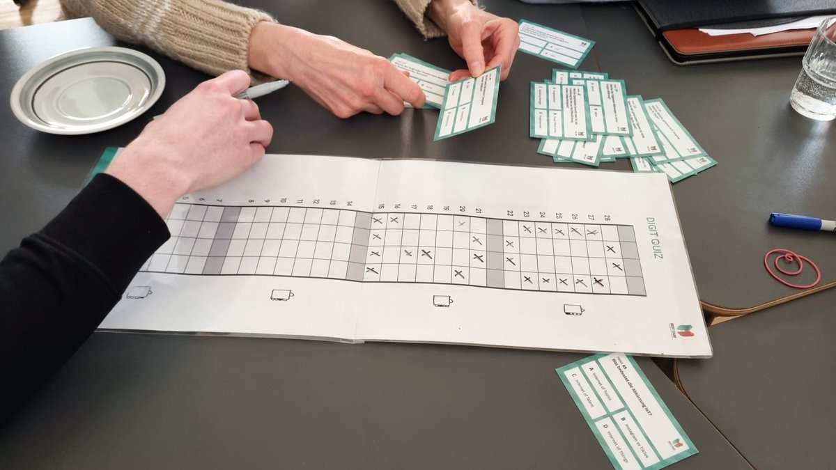 CreaviDesign's tweet photo. #EscapeRooms #DIY für den #Unterricht ganz einfach erklärt. Letzte Woche durfte ich eine #Fortbildung am #Medienzentrum #Heidekreis geben. Die ersten Skribbels sehen schon super aus und ich bin gespannt auf die Ergebnisse nach der nächsten Veranstaltung. #StayTuned  #twlz https://t.co/aGwpWaIGvs