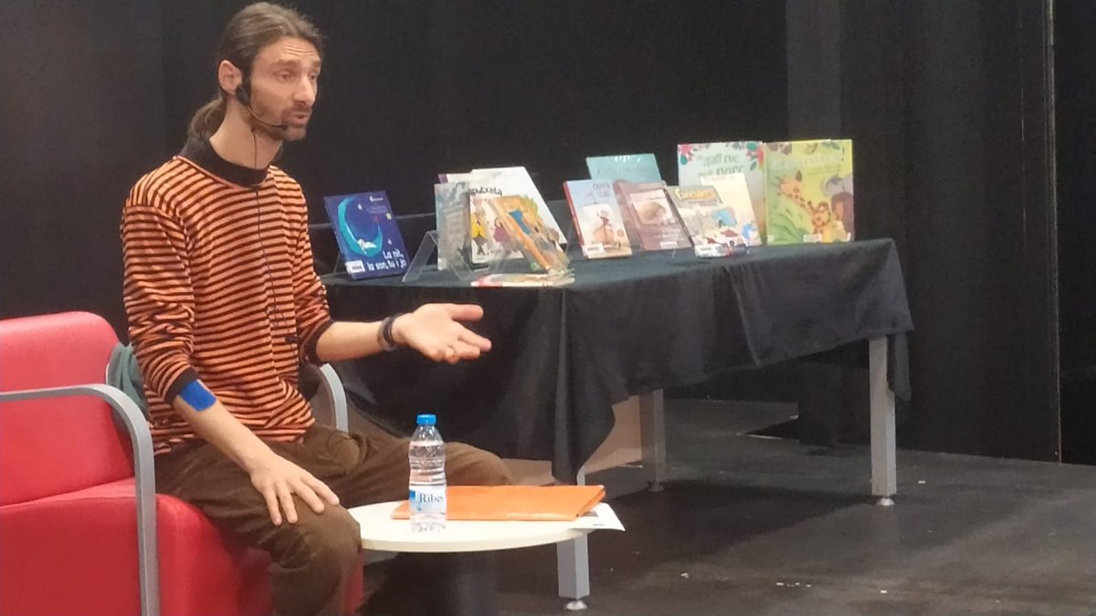 Matí de #MOTEscoles a la #BiblioAllende de #Girona!

Avui l'escriptor de literatura infantil i juvenil, Carles Sala, ha conversat amb alumnes de primària de centres educatius de la ciutat.

Apropant la literatura als més petits!

#festivalMOT #MOT2023 #literatura