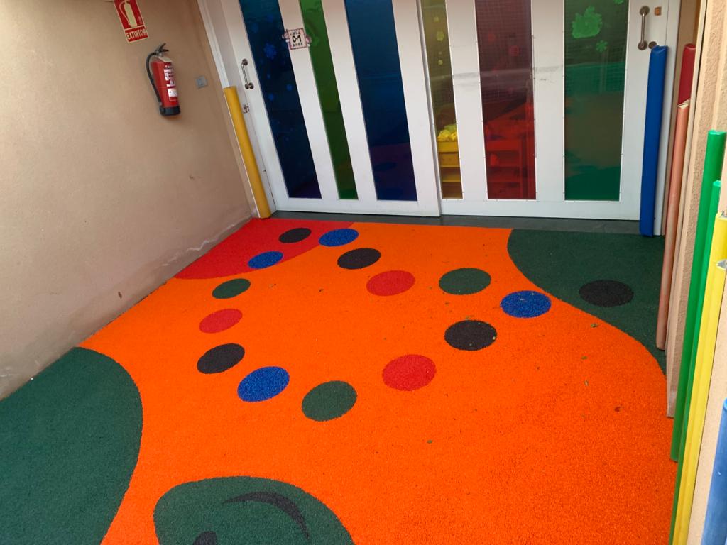 AytoArico's tweet photo. 📷 Así avanzan los trabajos de repavimentación de los patios interiores de la Escuela Infantil "Saltimbanquis", con un diseño mucho más colorido y divertido, así como el vallado perimetral del centro.

#MasAriqueroqueNunca #AricoenMarcha https://t.co/VPNgJXMOba