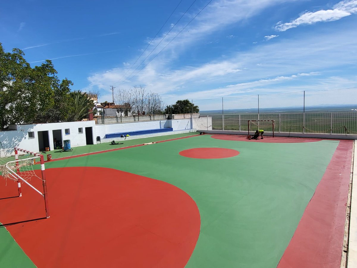 ElVisoDelAlcor_'s tweet photo. ⚽ Este es el aspecto que presenta el campo de fútbol de El Calvario. Esta semana concluirá la actuación de mejora y volverá a abrirse al público. Se ruega a la ciudadanía que no acceda a las instalaciones hasta que se terminen trabajos.
#TransformandoElViso💙 https://t.co/LEcQCIyw9o