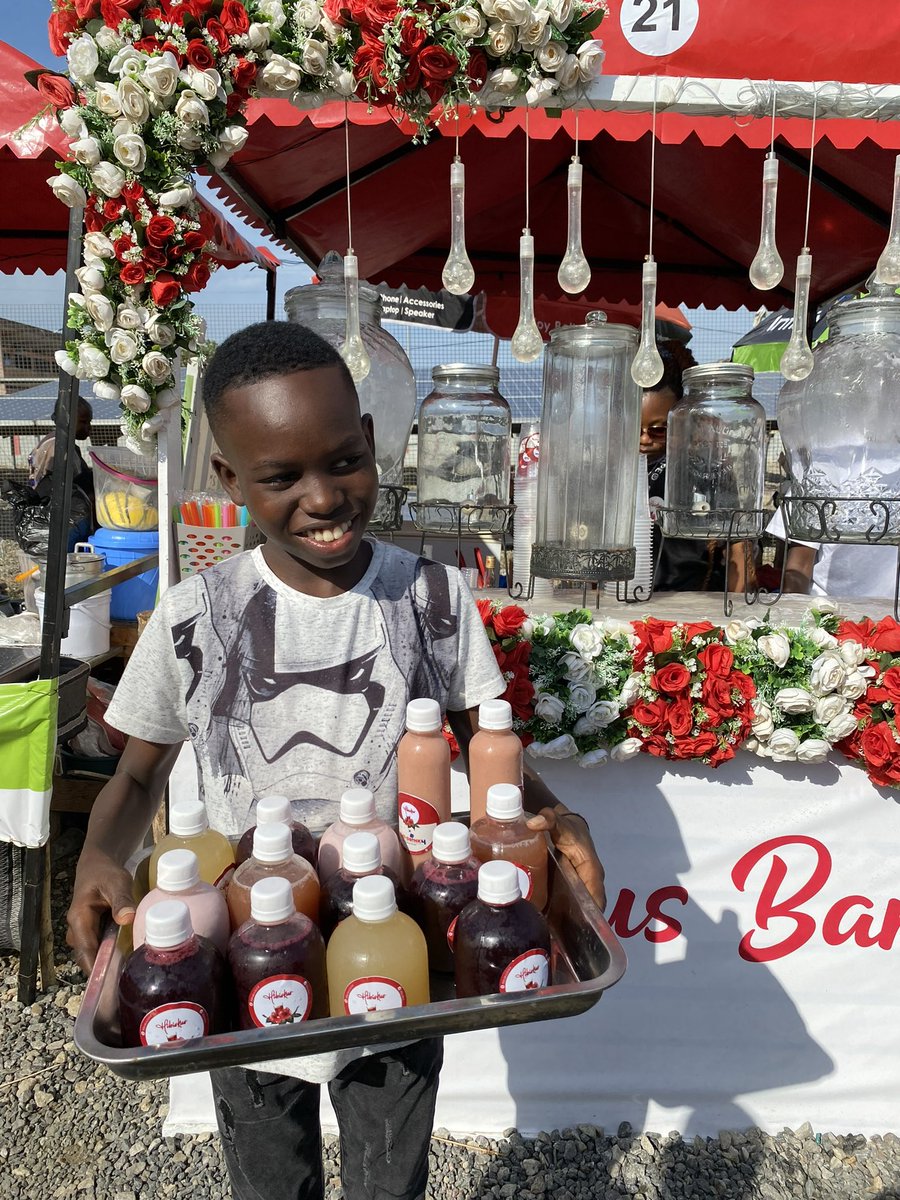 Hibiskusjuice's tweet photo. Merci @blackdekpe pour avoir animé notre chasser au trésor du dimanche dernier 
Nous avons eu un gagnant et il se nomme Billy Noël 😊
Hibiskus , la maison rouge ♥️ https://t.co/1atjqK8WyP