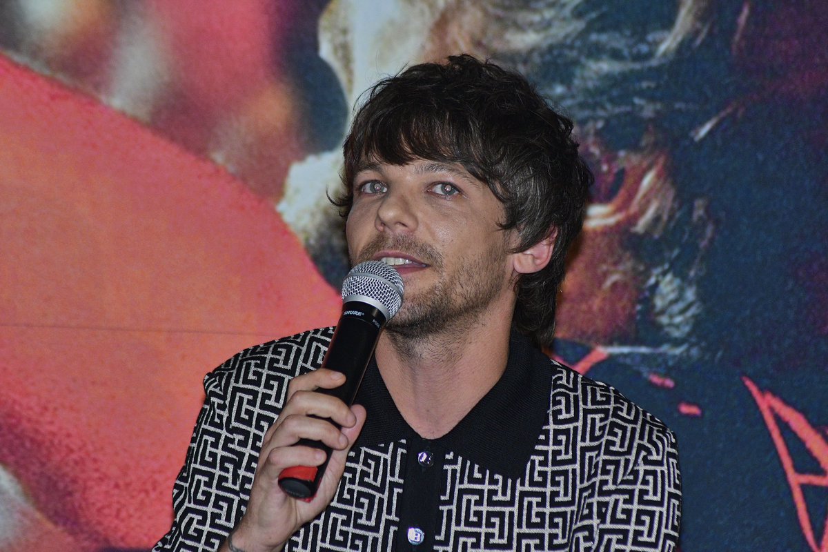 LouisArgHQ2's tweet photo. (9)¡Louis charlando con sus fans en el Q&amp;A de #AllOffThoseVoices en México!🥺🤏🏻 https://t.co/Q4zThpQuTc