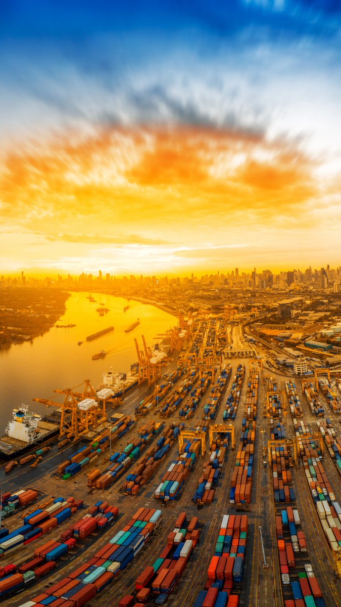 Shipnet_'s tweet photo. What a view. 😱🌇🚢🌍 

Containers all around the world with our services. #logistics #shipping #shipnet #container #export #worldwide https://t.co/gto31TOaKm