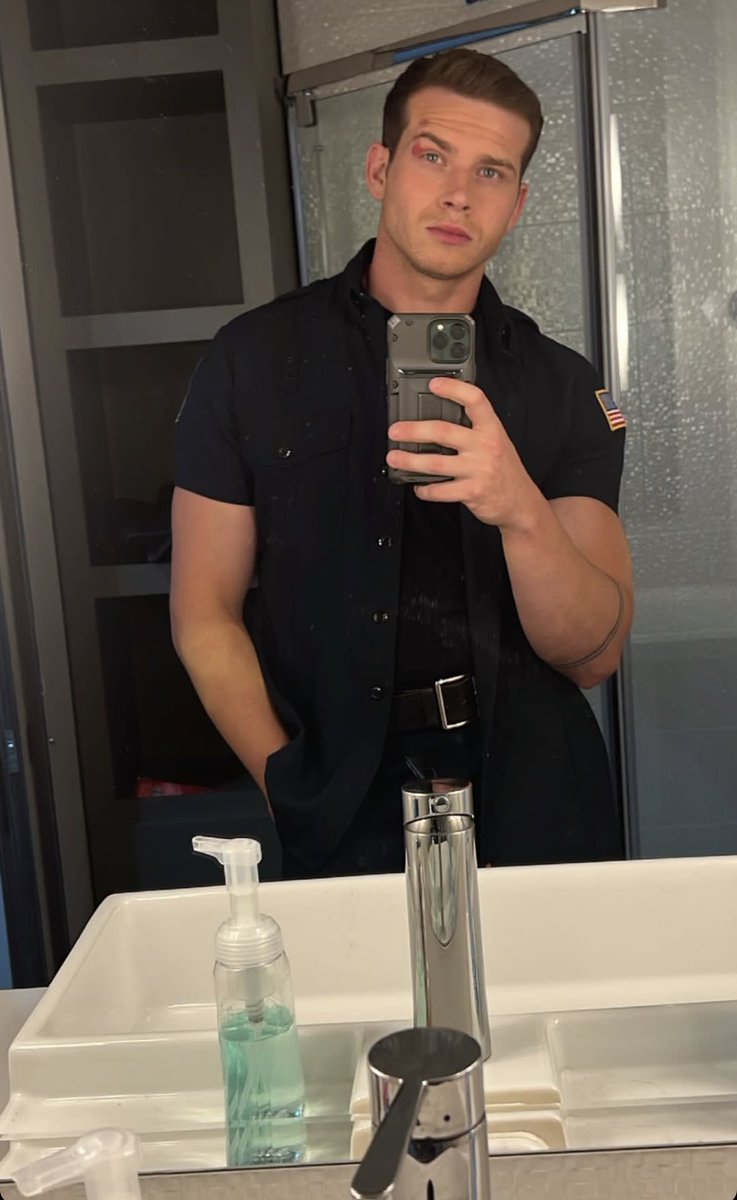 WerewolfBuckley's tweet photo. Pictures of Oliver Stark that make me want to chew the wires in my wall https://t.co/SY8tYGxUKe