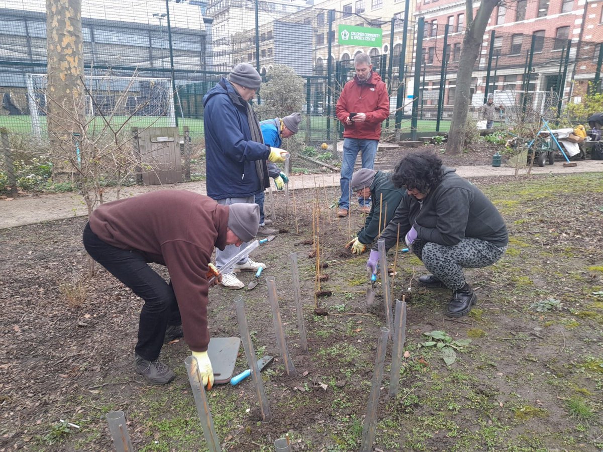 BOSTSE1's tweet photo. Lovely #volunteering discussion on #youandyours. In a week where our volunteers have been tree planting in #Hatfields community green space, we know how helping out makes a HUGE difference. Thanks volunteers! https://t.co/Q5fdabqAmA