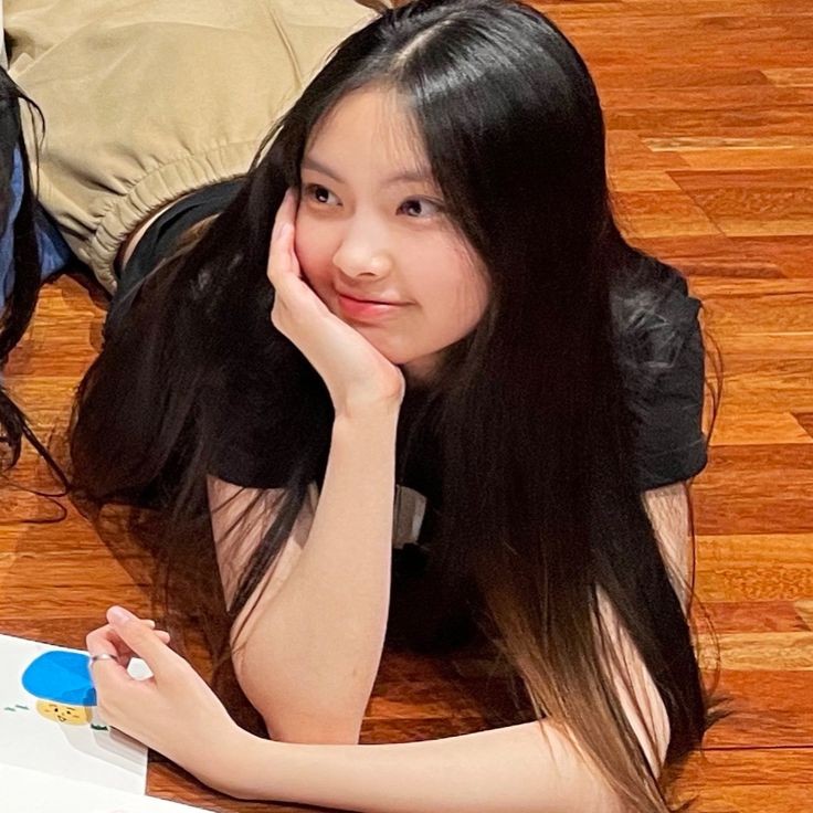 128chivs's tweet photo. a han yujin and lee seo few tweets au. https://t.co/e2uQNdhyna