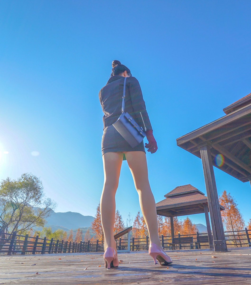 올해초 트위터를 처음 시작할때 팔로워수 만명정도 그리고 디씨에 제 아이디가 검색되는 순간 다시 굴속으로 들어가려 마음먹었으나 영광스럽게도 일찍이 두조건 모두 충족됐음에도 이러고있는건 쌉소리 날리는게 이렇게 재밌는건지 태어나서 처음 알았습니다 성원에 보답하기위해 저도 이제 팬티를 벗