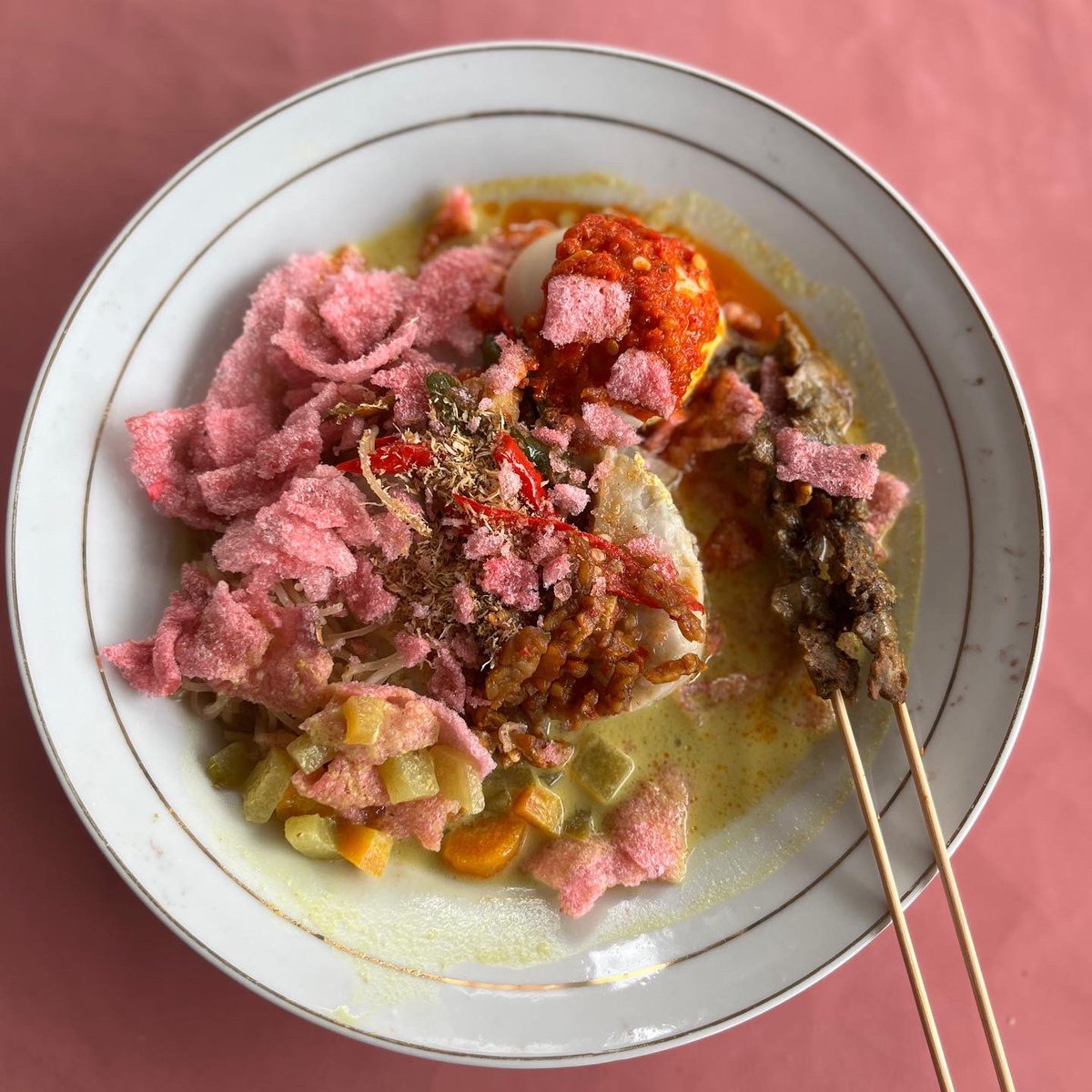 drhaltekehalte's tweet photo. Warung ini boleh ada di ujung tenggara Jakarta, tapi TiJe rute 9 bisa membawa kita ke Lontong Medan Deli, 500 m dari Halte Pinang Ranti. HalTeman bisa makan nasi gurih, lontong sayur, mie gomak, dan lopis dari jam 6 pagi. Seporsi nikmat mulai Rp15K. #PinangRantiMenanti #dhkh https://t.co/VPcOpffvfu