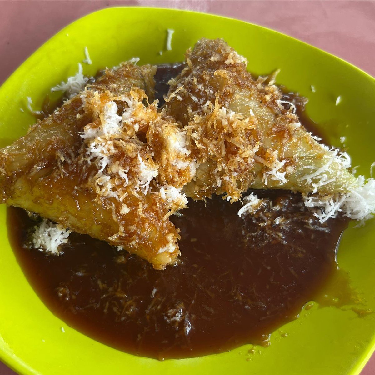 drhaltekehalte's tweet photo. Warung ini boleh ada di ujung tenggara Jakarta, tapi TiJe rute 9 bisa membawa kita ke Lontong Medan Deli, 500 m dari Halte Pinang Ranti. HalTeman bisa makan nasi gurih, lontong sayur, mie gomak, dan lopis dari jam 6 pagi. Seporsi nikmat mulai Rp15K. #PinangRantiMenanti #dhkh https://t.co/VPcOpffvfu