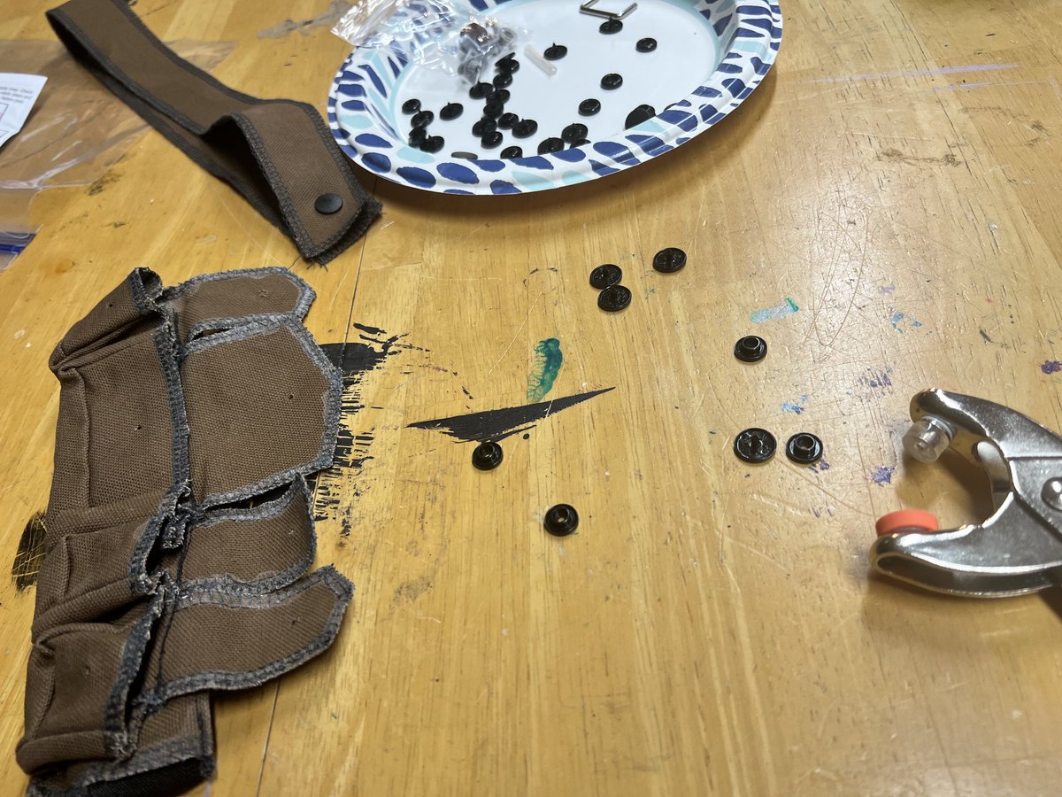 solarwolfcospla's tweet photo. Just a few photos of how we made the Droid bag. This build is coming along nicely, and we hope to have it finished by @MomoCon
#starwars #starwarscosplay #starwarsvisions #starwarsvisionscosplay #starwarsfan #disney #disneycosplay #cosplay #cosplayer #atlantacosplay https://t.co/QctveKFytV