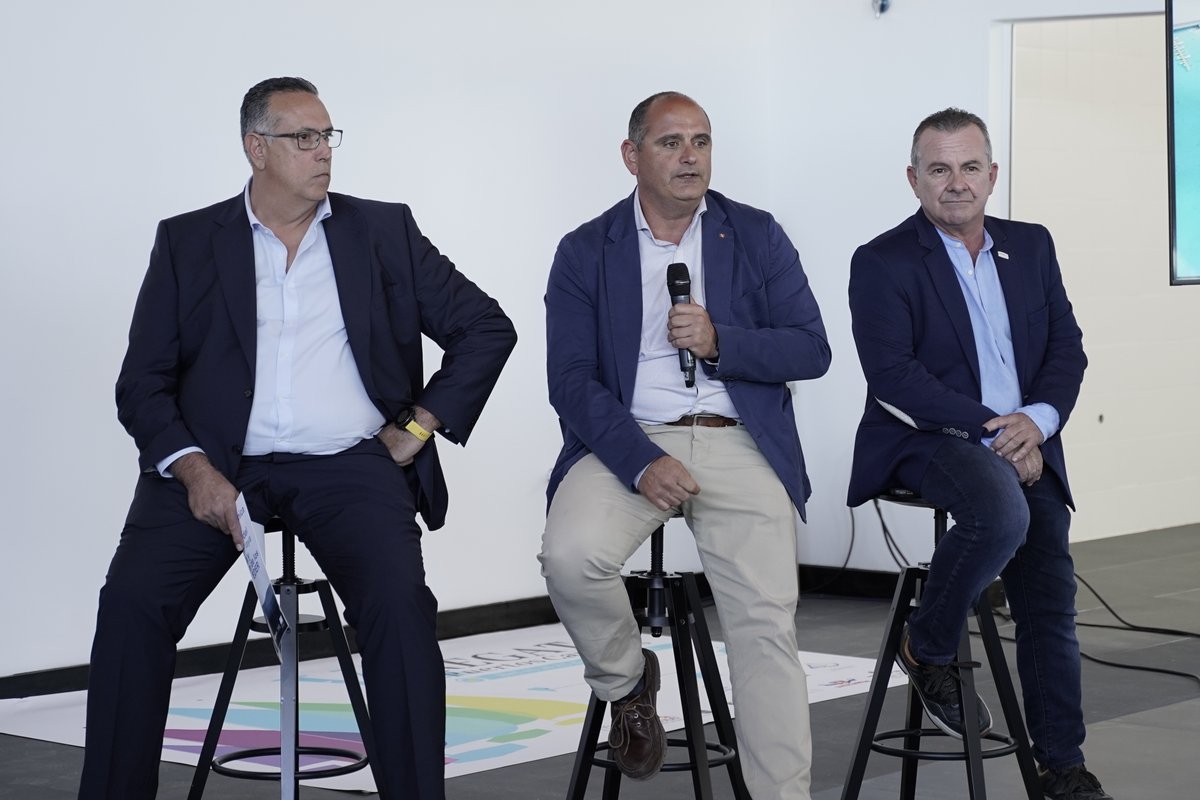 👉 Las tres navieras de pasajeros que operan en Playa Blanca, Armas, Fred. Olsen y Líneas Romero estuvieron representadas en la II Jornada Técnica sobre la ampliación del puerto y distribución de los fondos FEDER.  

#FondosFEDER #PlayaBlanca #Lanzarote