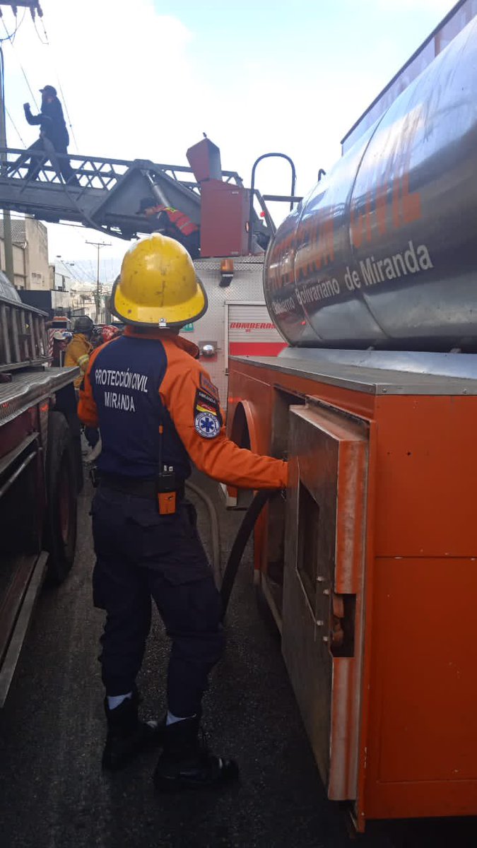 CeballosIchaso1's tweet photo. 21Mar 🇻🇪 Bomberos y Protección Civil mantienen combate contra incendio en edificio FERPLASTIC, Boleita Norte, Sector La Lucha, el cual ya está, controlado y confinado para su extinción. Sin posibilidad de propagacion a estructuras adyacentes, sin heridos ni lesionados https://t.co/aIABXBeTKx