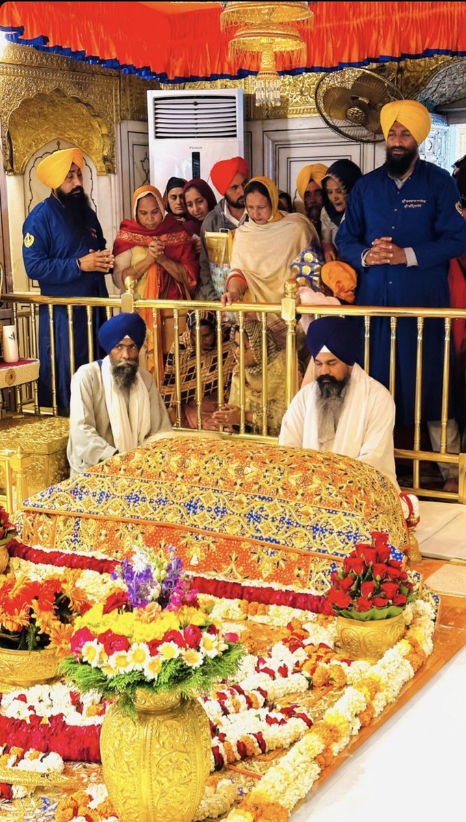 ਧੰਨੁਧੰਨੁਰਾਮਦਾਸਗੁਰੁਜਿਨਿਸਿਰਿਆਤਿਨੈਸਵਾਰਿਆ ॥

ਪੂਰੀਹੋਈਕਰਾਮਾਤਿਆਪਿਸਿਰਜਣਹਾਰੈਧਾਰਿਆ ॥