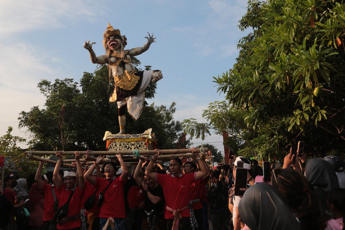 SapawargaSby's tweet photo. 3 tahun absen karena pandemi, tahun ini Pawai Ogoh-Ogoh hadir kembali! 

Menyambut Hari Suci Nyepi, umat Hindu di Surabaya menggelar pawai Ogoh-Ogoh yang dipusatkan di Pura Segara Kenjeran pada Selasa (21/3). Ratusan warga Surabaya nampak antusias dan memadati sepanjang rute https://t.co/PrOTwuVf2s