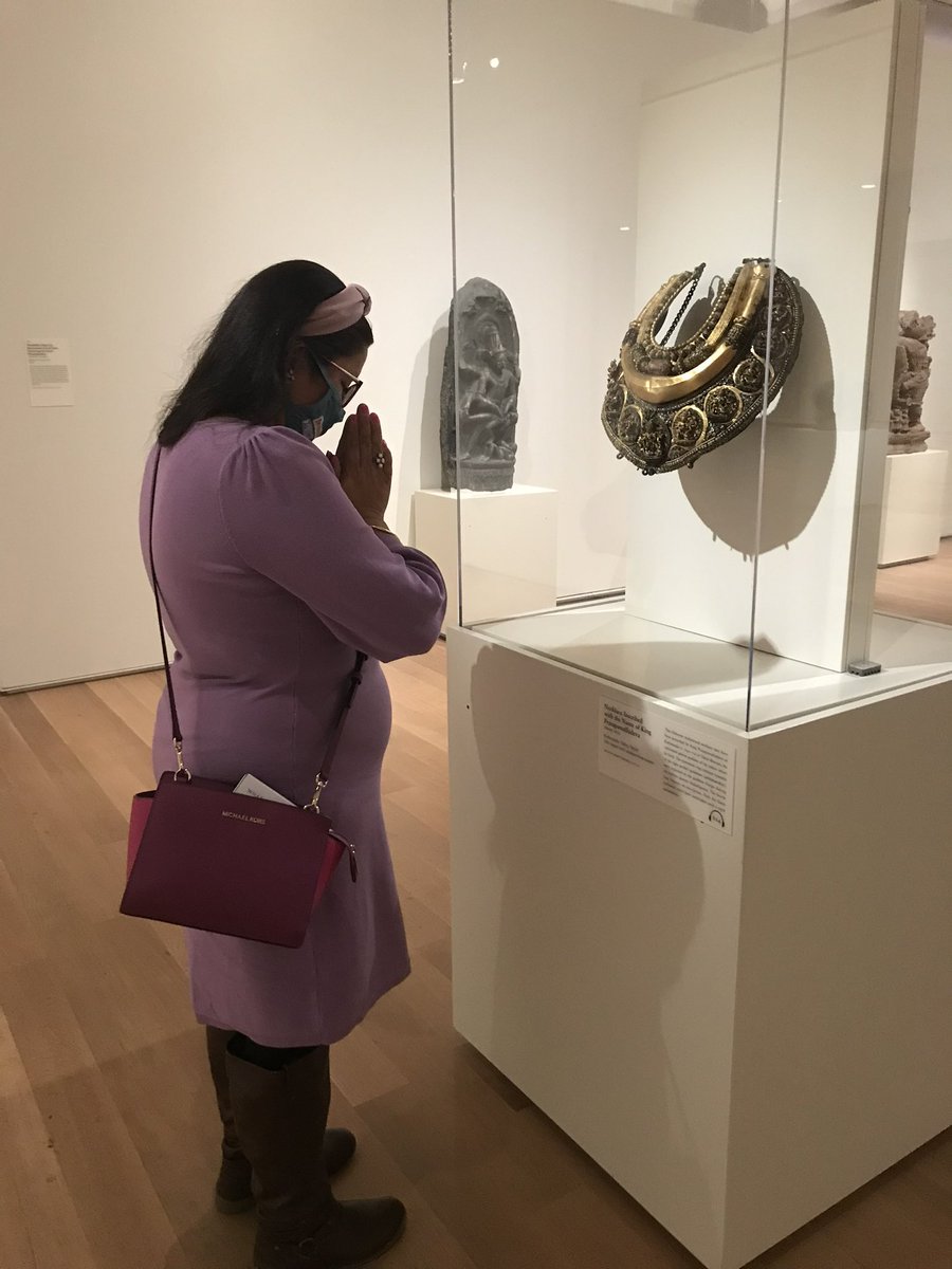 Sunkesharee's tweet photo. Taleju Bhawani’s necklace is not just a necklace~ it is a worshipped piece and it has religious, cultural, and spiritual importance! 

@artinstitutechi doesn’t want to recognize that and is keeping our sacred worshipped piece inside a square glass box! 

Please RETURN this to us https://t.co/B55Z69QrwI