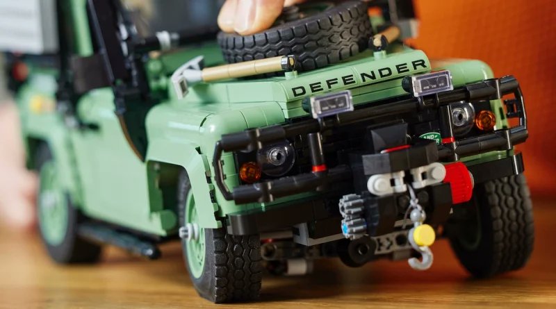 BrickFanatics's tweet photo. If you look closely at a tiny element of LEGO Icons 10317 Land Rover Defender 90, youβll spot a minute reference to the LEGO Campus in Billund.
https://t.co/E5yaaOXx1V
#LEGO #LEGONews #LEGOIcons #LEGODefender https://t.co/0oLqnMJ4FG