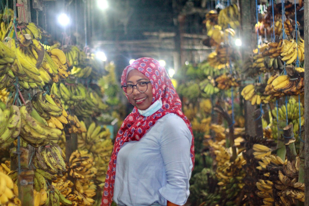 Firitri01's tweet photo. Malam ini....tersesat di hutan.
Hutan pasar tanjung 😊
Hari hutan sedunia....dengan hasil hutan (dulu yah..ada 246 jenis pisang di hutan Indonesia-termasuk Mojokerto).
Bersiap survival di hutan pasar tanjung ini...cara survival adalah membawa dompet 😅
#penulis #mojokerto #forest https://t.co/LV9UnpjyRh