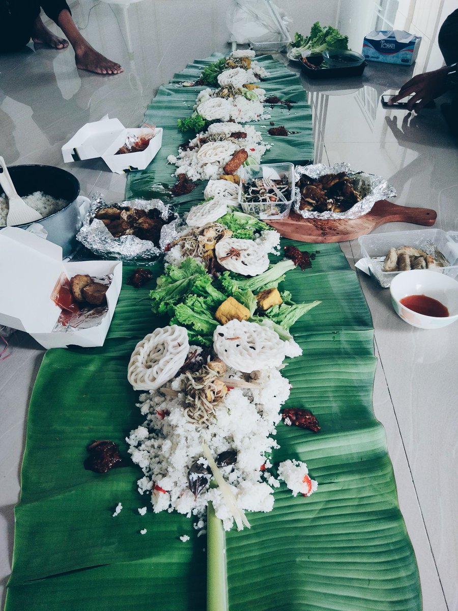 hijrstudio's tweet photo. Alhamdulillah, makan siangnya agak rame. Cucurak Silaturahim.
#cucurak #liwet #liwetsunda #botram https://t.co/t8cwu6MKeH