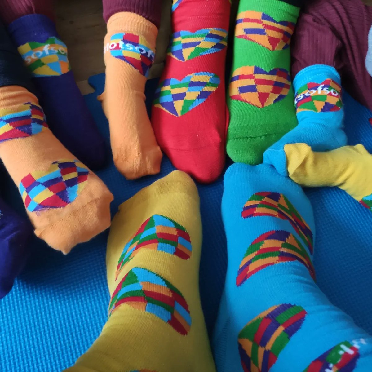 MatthewPassey's tweet photo. @OUFCOfficial Rockin' our odd socks today. Mine and yellow and blue of course! https://t.co/gDrEN9cmht