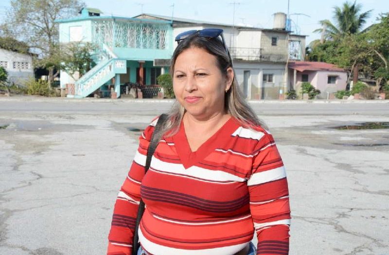 UnissJMarti's tweet photo. "Me apasiona ser la delegada", Confiesa Gianny Bermúdez Alemán, quien, además de ser madre de tres hijos y presidenta del Consejo Popular Norte, es también candidata a diputada al #ParlamentoCubano por el municipio de #Fomento #SanctiSpíritusEnMarcha #MejorEsPosible @UnissJMarti https://t.co/xoztF6NMCc