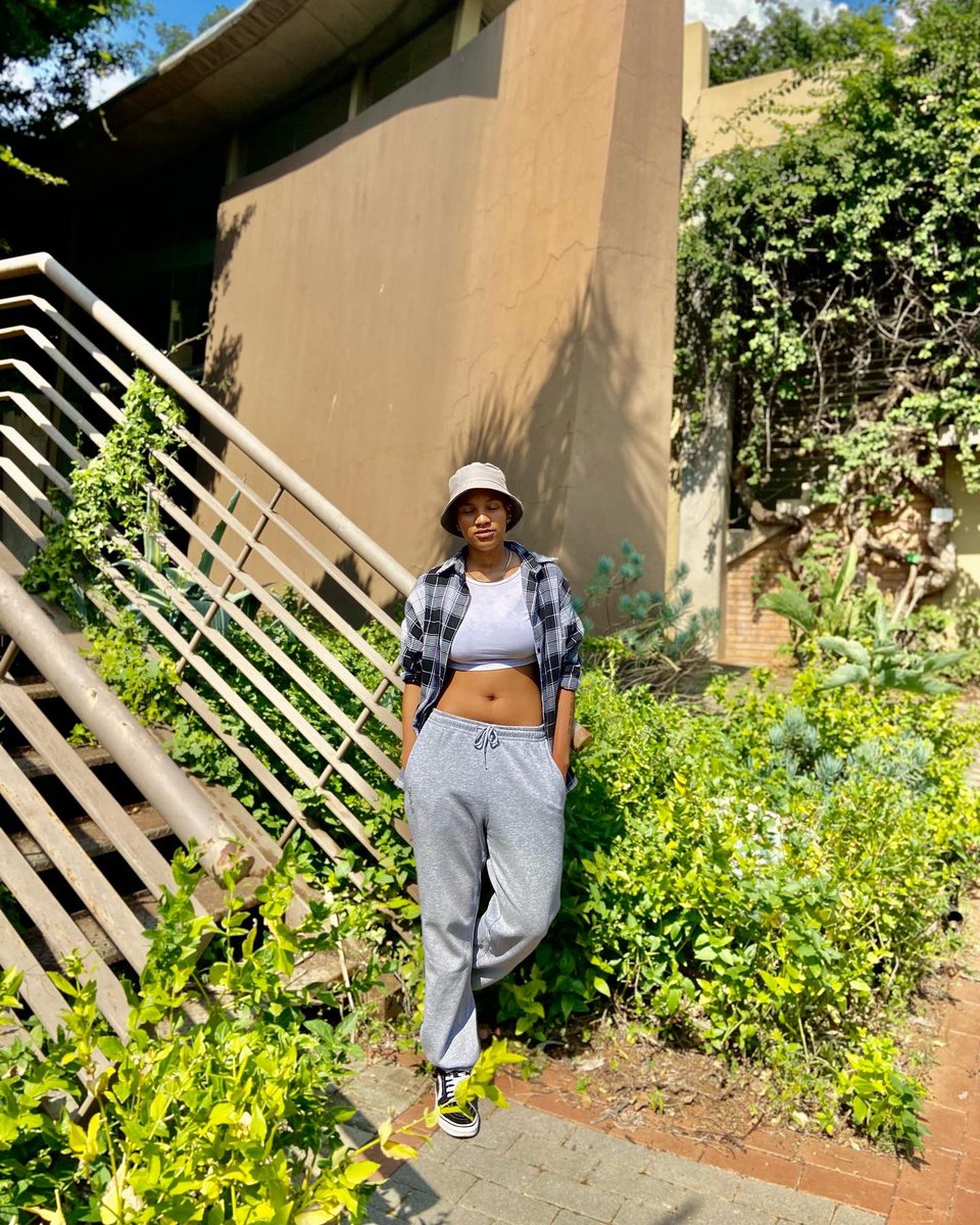 Kween_Zizipho's tweet photo. Greeting you in the name of studs who wear crop tops. https://t.co/9IS0palb2U