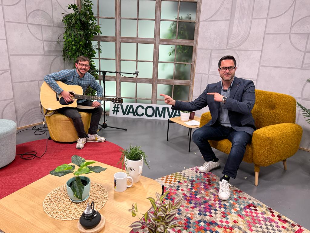 frankieboronat's tweet photo. Avui al #VaComVa de @canalreus. Avançament en exclusiva de 'GRÈCIA' el tercer single que surt aquest divendres. 
A les 20:30h!! https://t.co/Dm8JbMEJ0o